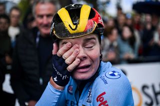 Picture by Chris AuldSWpixcom 28092024 2024 UCI Road and Paracycling Road World Championships Zurich Switzerland Womens Elite Road Race Lotte Kopecky Belgium celebrates winning the Womens Elite Road Race to become back to back World Champion