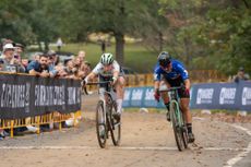 Charm City CX 2024: Helene Clauzel (R) out-sprints Manon Bakker